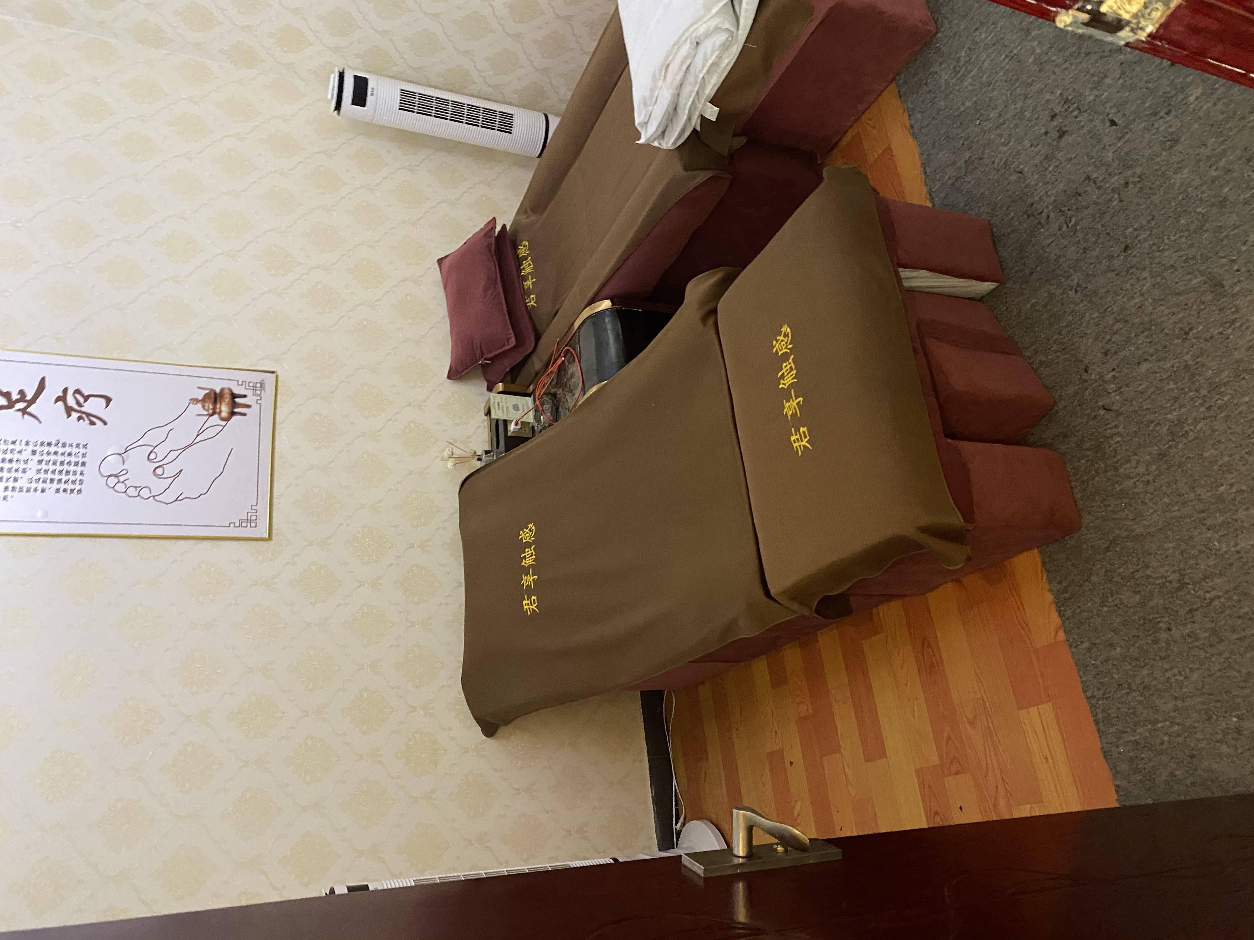 进去做按摩，按摩做上后直接和jS谈