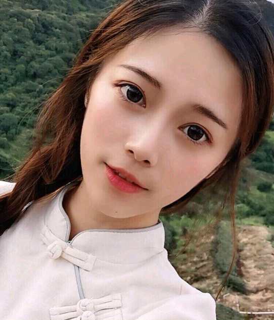 年轻漂亮的小姐姐